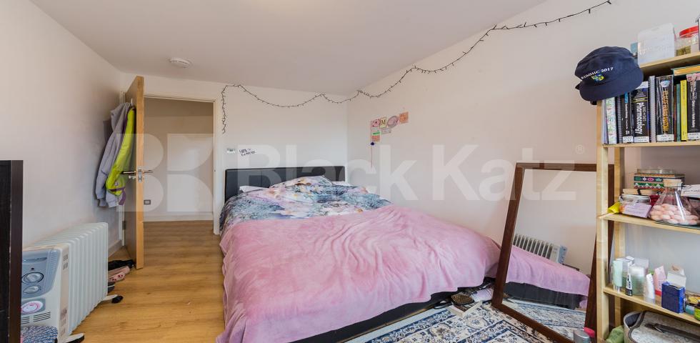 			PERFECT FOR 3 OR 4 SHARERS!, 3 Bedroom, 1 bath, 1 reception Apartment			 Criterion Mews, ARCHWAY N19